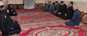 ابلاغ سلام مدیر کل بنیاد شهید و امور ایثارگران سیستان و بلوچستان توسط سرپرست معاونت توسعه مدیریت و منابع انسانی به خانواده شهید آرام در نیمروز 