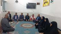 دیدار فرماندار و مسئولان شهرستان زابل با خانواده شهید مصطفی قادری‌مجد